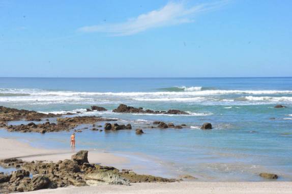 Preparando-se para entrar no mar pela manhã, em Santa Teresa, no litoral do Pacífico na Costa Rica